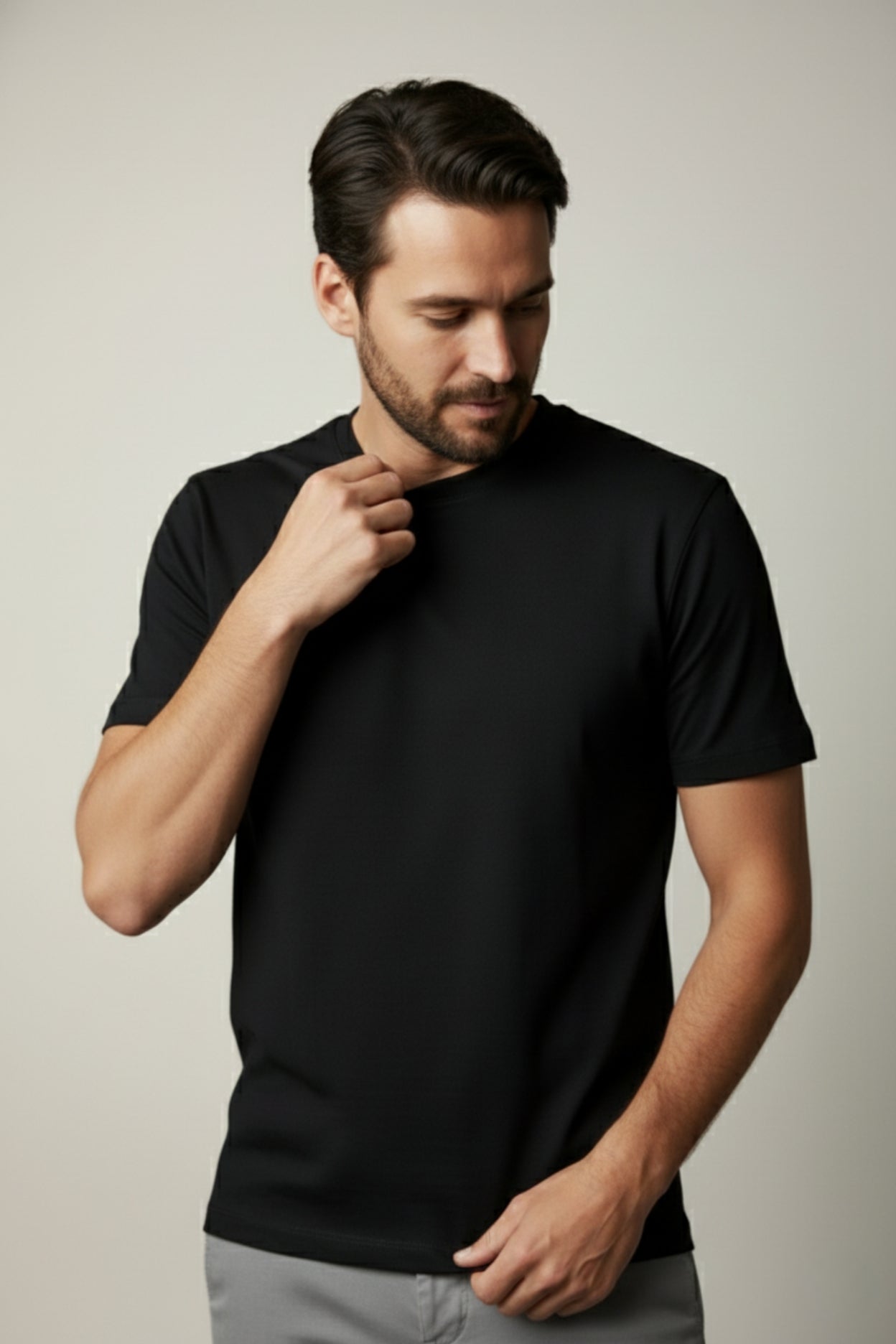 Le t-shirt noir basique